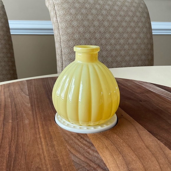 Yellow Ribbed Glass Bud Vase Platter Decoration 💐 - Picture 3 of 5